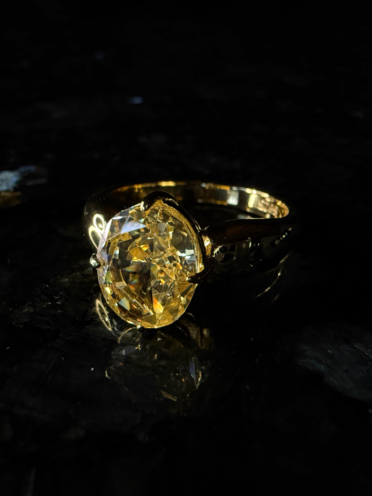 VINTAGE SUNLIGHT OVAL ZIRCON RING