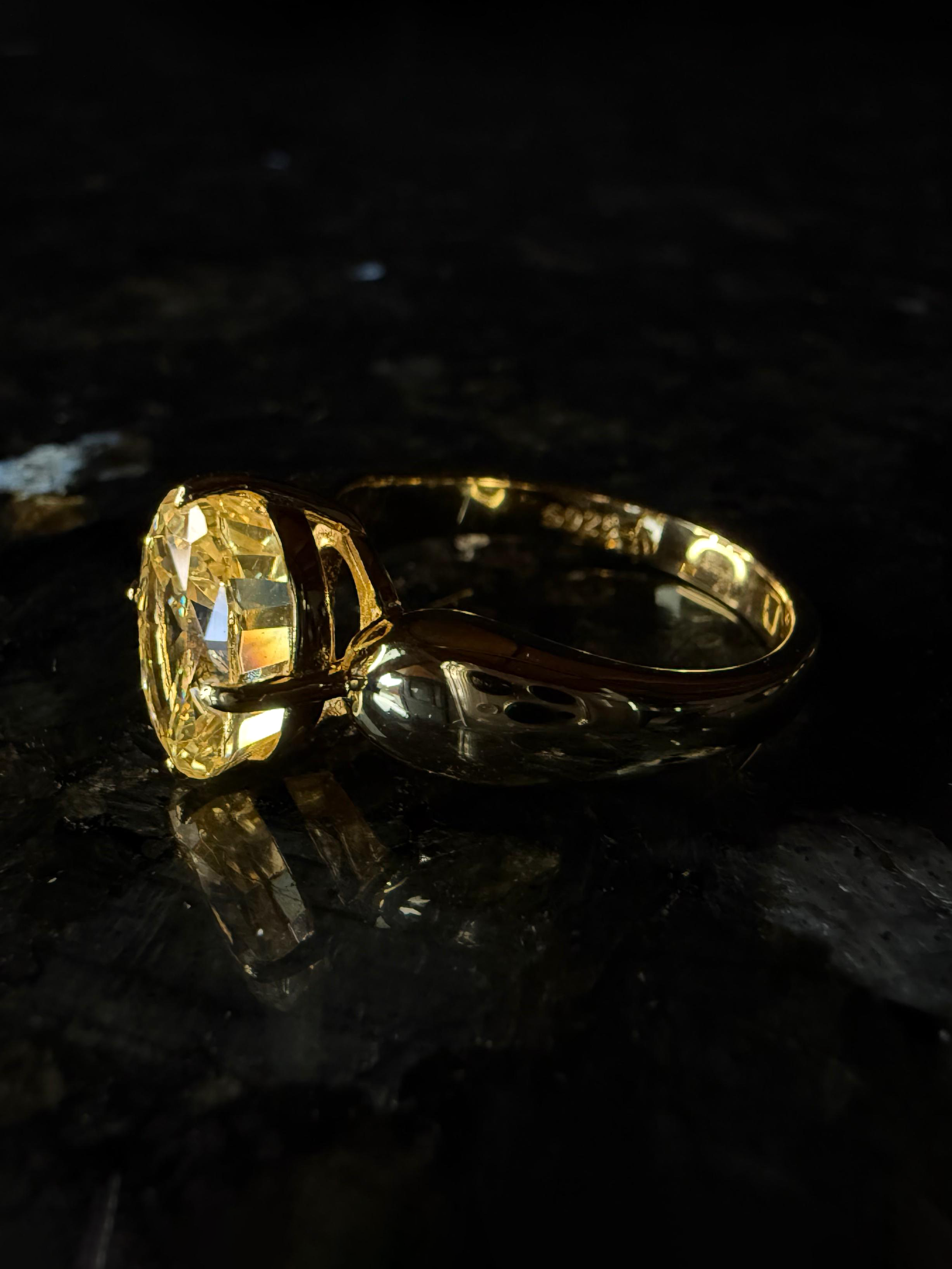 VINTAGE SUNLIGHT OVAL ZIRCON RING