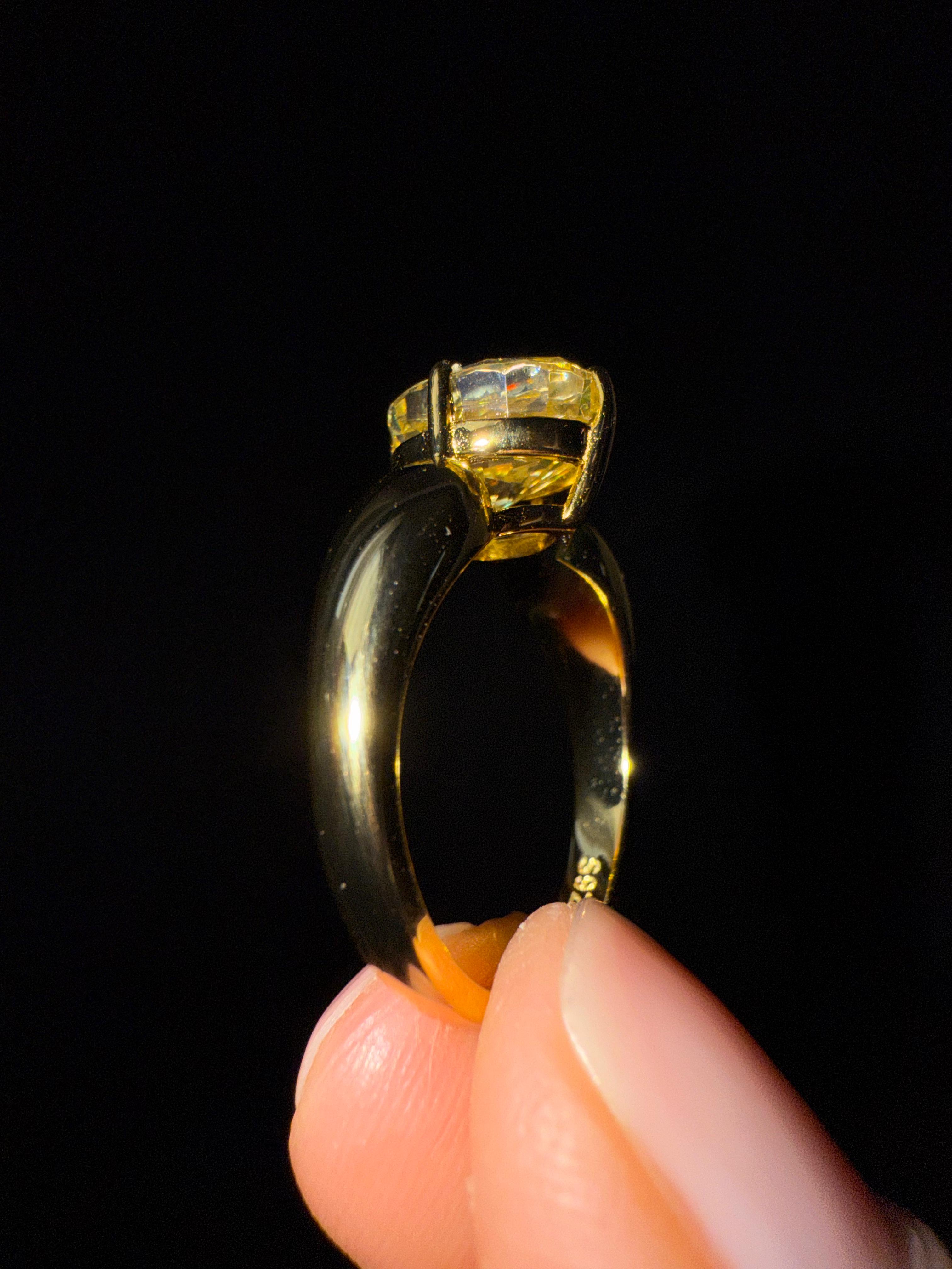 VINTAGE SUNLIGHT OVAL ZIRCON RING