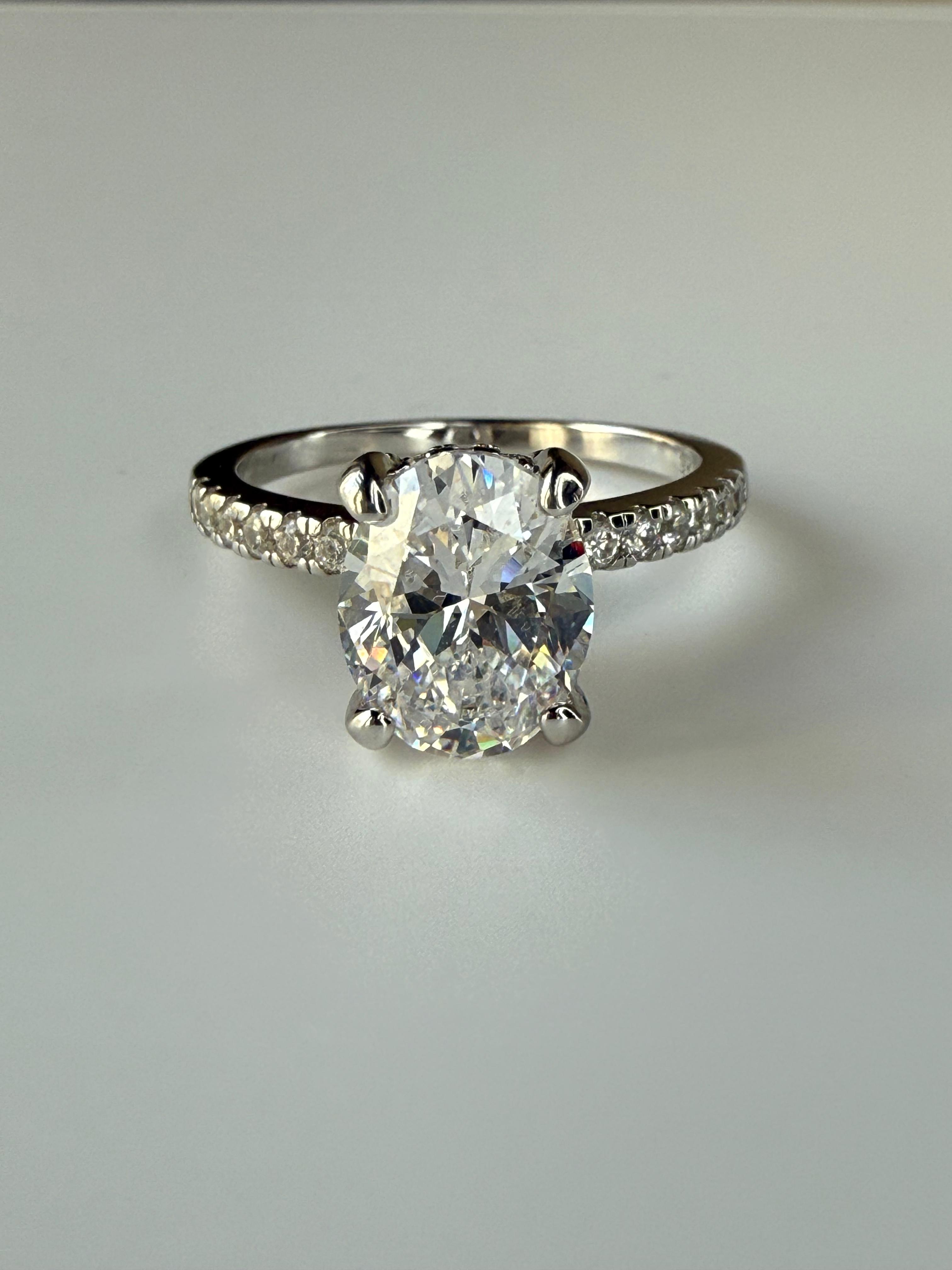 VINTAGE OVAL MOISSANITE PAVÉ BAND RING